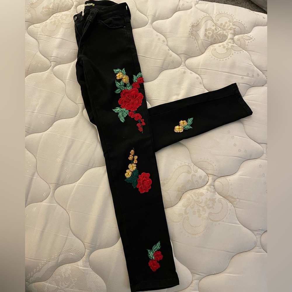 Gianni Bini “Sloan” Floral Embroidery Black Jeans